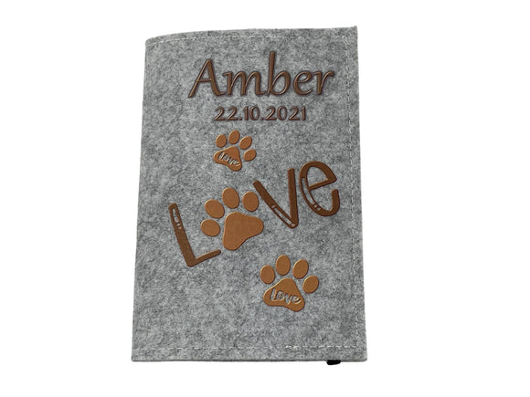 Filzhülle für Impfpass mit warmem Braunton und liebevoller Gestaltung.