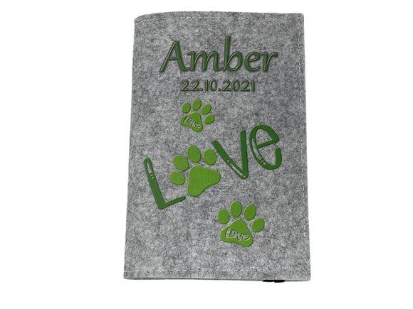 Stilvolle Tierdokumenten-Hülle mit Pfotenspuren und dem Wort „Love“.