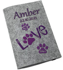 Hellgraue Filzhülle für Heimtierausweis mit lila Pfotenabdrücken und „Love“-Schriftzug.