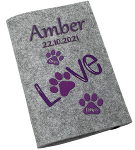 Hellgraue Filzhülle für Heimtierausweis mit lila Pfotenabdrücken und „Love“-Schriftzug.