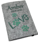 Hellgraue Filzhülle für Heimtierausweis mit mintgrünem „Love“-Schriftzug und Pfotenabdrücken.