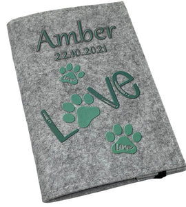 Hellgraue Filzhülle für Heimtierausweis mit mintgrünem „Love“-Schriftzug und Pfotenabdrücken.
