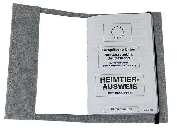 Filzhülle für EU-Heimtierausweis mit dekorativem Pfoten-Design und Aufdruck in Mint.