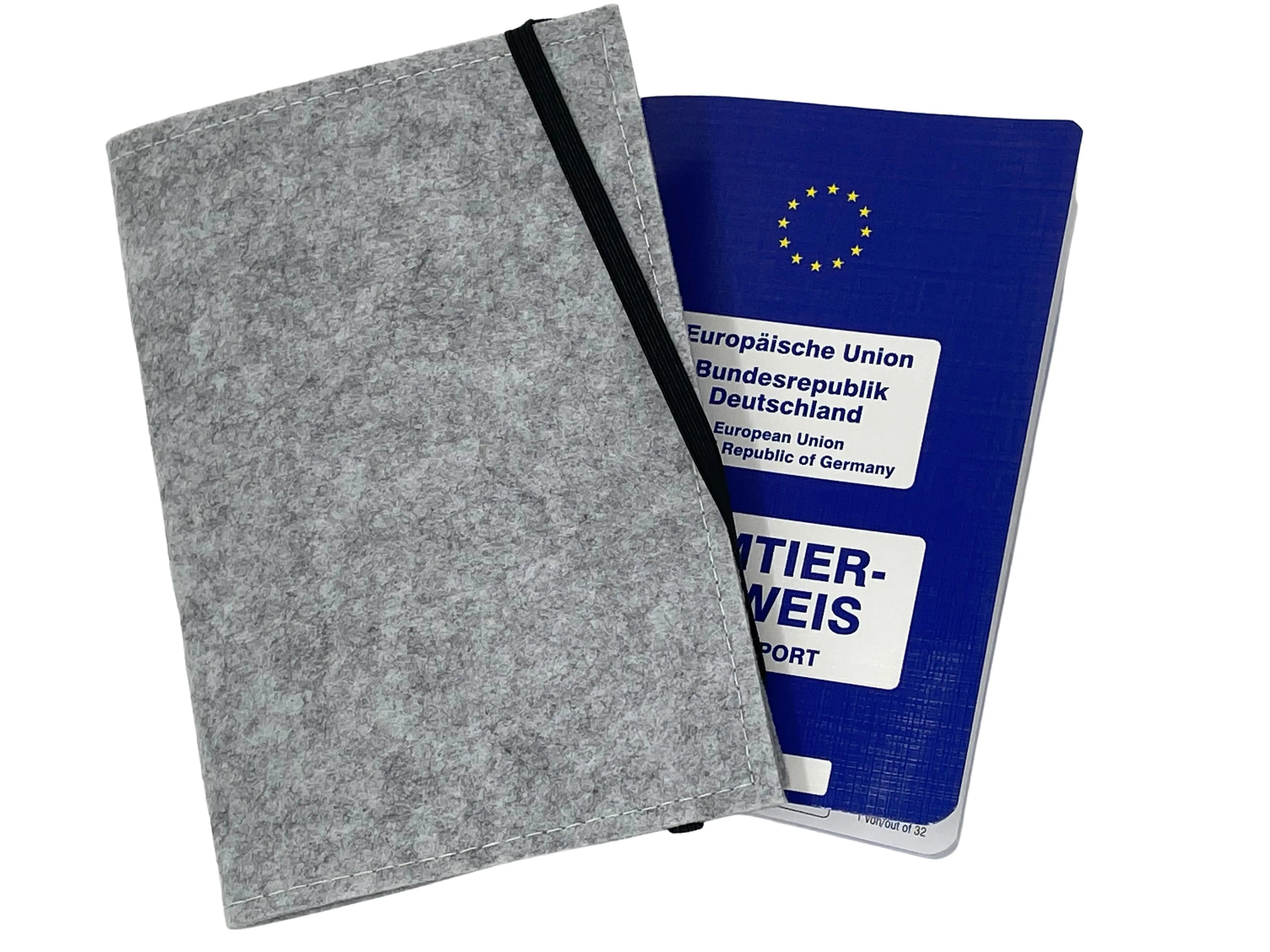 Tierausweis-Schutzhülle mit modernem Schriftzug, Pfotensymbolen und persönlichem Datum.