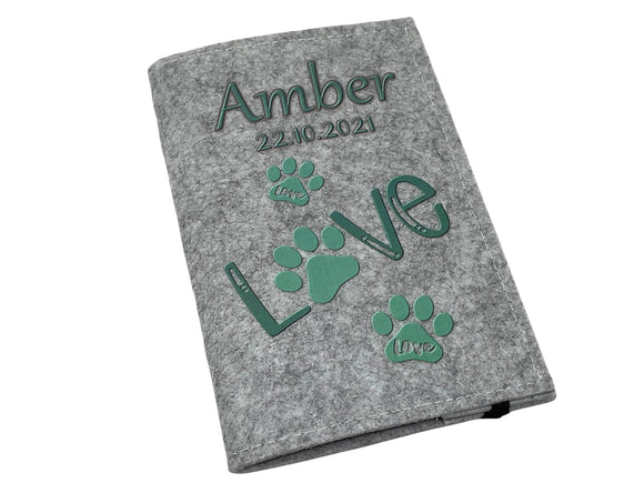 Personalisierbare Impfpasshülle aus Filz mit mintfarbenem Design und liebevollen Details.