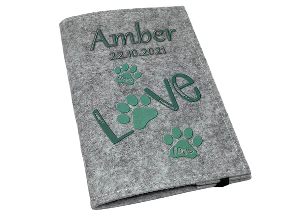 Hülle für Hundepass mit mintgrüner Pfote und „Love“-Motiv – stilvoll und praktisch.