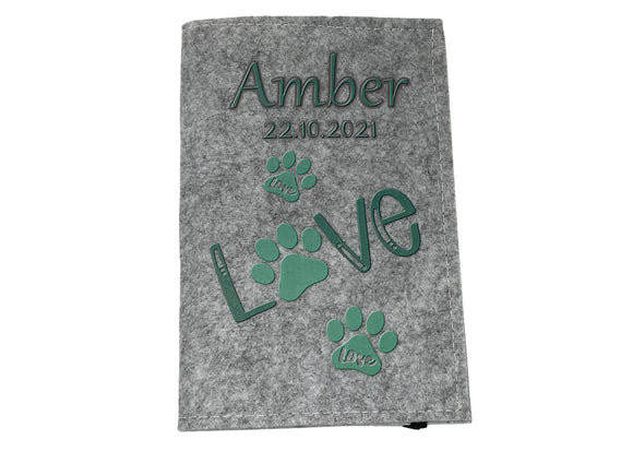 Pfotenliebe auf Filz – Ausweishülle mit mintfarbenem Akzent für Tierfreunde.