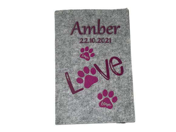 Stylische Filzhülle mit pinkem „Love“-Motiv – ideal für Tierbesitzerinnen.