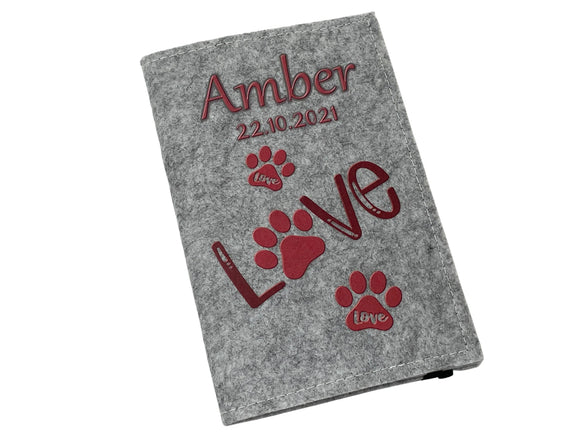 Hellgraue Hülle für EU-Heimtierausweis mit liebevollem Aufdruck und Datum.