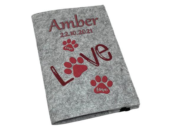 Stilvolle Heimtierausweis-Hülle mit roter Pfote und „Love“-Botschaft – ideal für Tierfreunde.