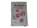 Weiche Filzhülle für Tierdokumente – dekoriert mit Pfotensymbolen und Schriftzug „Love“.