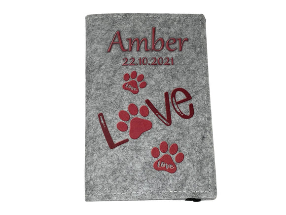Weiche Filzhülle für Tierdokumente – dekoriert mit Pfotensymbolen und Schriftzug „Love“.