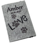 Hellgraue Filzhülle für Heimtierausweis mit schwarzem „Love“-Schriftzug und Pfotenabdrücken.