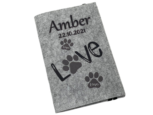 Personalisierbare Hülle für Tierausweis mit Pfoten-Illustration und stylischem Schriftzug.