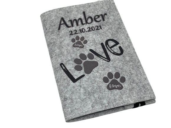 Stilvolle Tierausweishülle mit Pfotenspuren und „Love“-Botschaft – ideal für Tierfreunde.