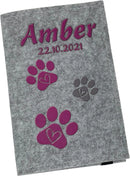 Personalisierte Filzhülle für Heimtierausweis mit beerefarbenem Pfotenmotiv.