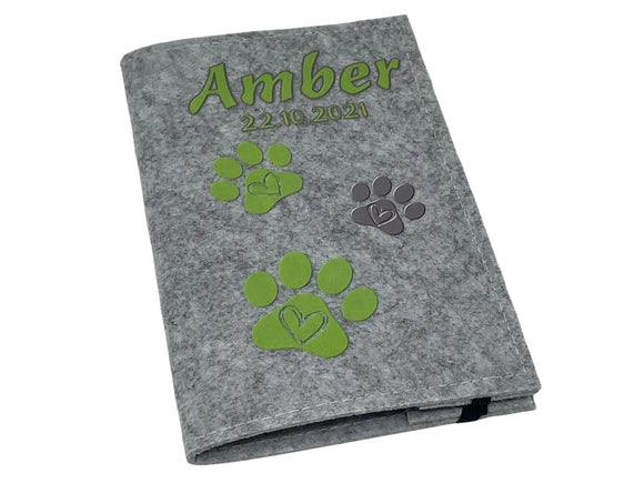 Graue Heimtierausweishülle mit drei grünen Pfoten und Herzmotiv – individuell bedruckt.