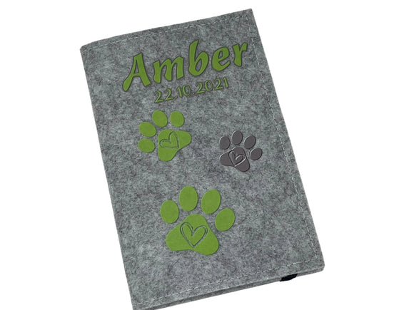 Hülle für EU-Heimtierausweis aus Filz mit grünem Pfötchendesign und Herzsymbol.