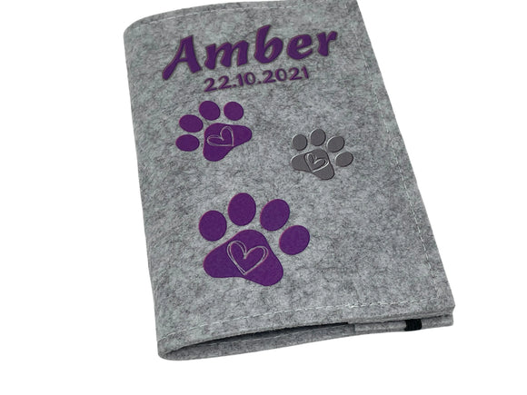 Personalisierte Impfpasshülle für Hund oder Katze mit Herzpfoten in Lila und Grau.