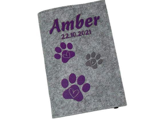 Filzhülle für EU-Heimtierausweis – Design mit lila Tatzen und Herzen.