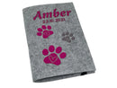 Personalisierte Impfpasshülle für Hund oder Katze mit Herzpfötchen in Pink und Grau.