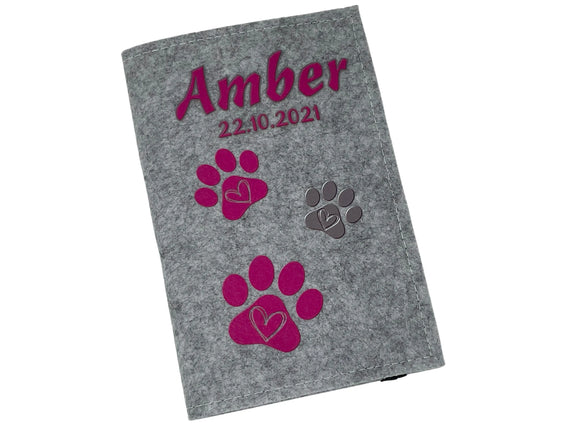 Pflegeleichte Hülle für Tierausweis mit pinkfarbenen Pfötchen und Herzsymbol.