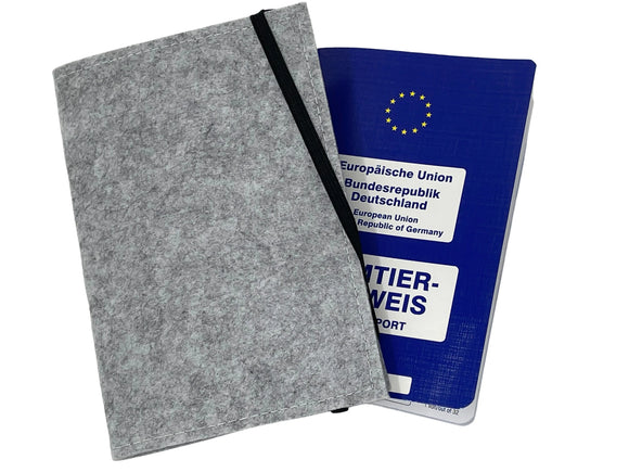 EU-Heimtierausweis-Hülle mit hellblauem Pfötchendesign und Wunschnamen.