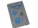 Liebevoll gestaltete Heimtierausweishülle mit hellblauen Herzpfoten – ideal für Hunde oder Katzen.