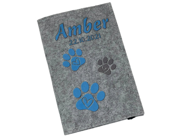 Hellblaue Pfoten mit Herzsymbol – zarte Farben für kleine Fellnasen.