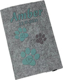 Personalisierte Filzhülle für Heimtierausweis mit mintfarbenen Pfoten.