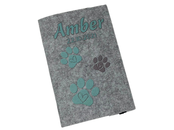 Tierausweishülle aus Filz mit drei Pfötchenmotiven und Namensdruck.