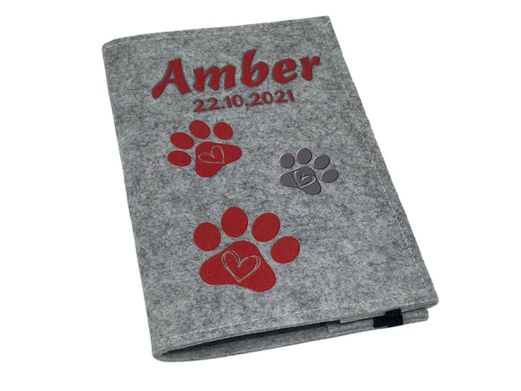 Graue Impfpasshülle aus Filz für Hund oder Katze – mit roten Tatzen & Namen.