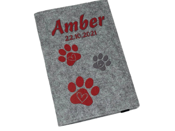 Individuelle EU-Heimtierausweishülle mit roten Pfötchen und Herzsymbol.