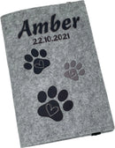 Graue Filzhülle für Heimtierausweis mit Namensaufdruck und Pfötchen in Schwarz.
