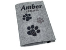 Personalisierte Impfpasshülle für Hund oder Katze – schwarzes Pfötchendesign mit Herz.