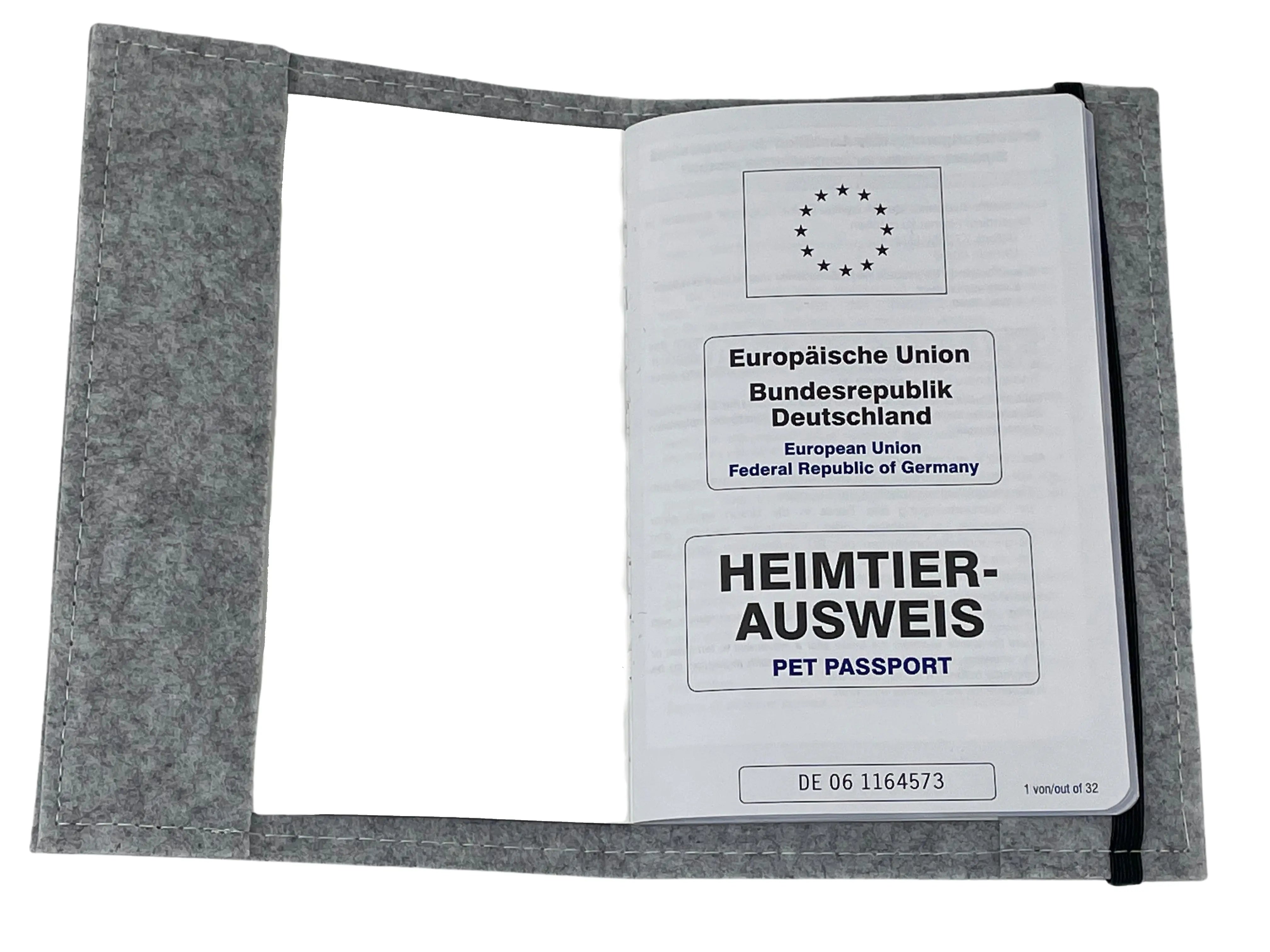 Stilvoll & edel – personalisierte Heimtierausweishülle mit schwarzen Herzpfoten.