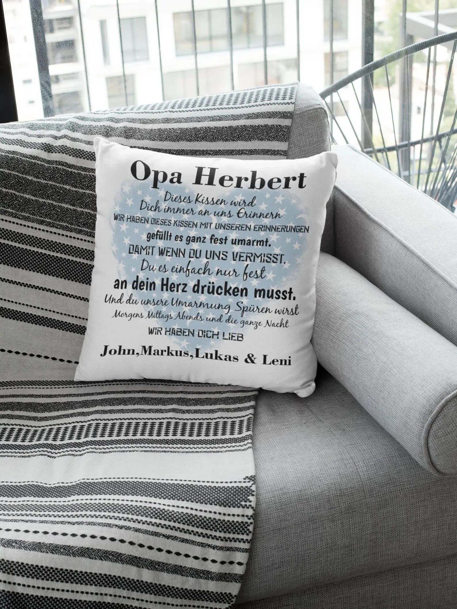 Weißes Kissen mit Spruch „Wenn du uns vermisst“ für Opa personalisiert
