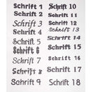 Mattgrüne Glaskugel mit Name „Mama“ und silbernen Pfötchen als Baumschmuck