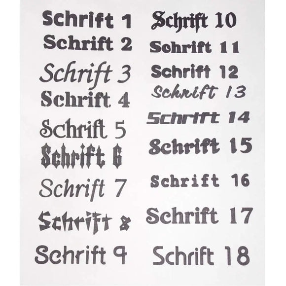 Mattgrüne Glaskugel mit Name „Mama“ und silbernen Pfötchen als Baumschmuck