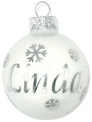 Set weißer Weihnachtskugeln mit Namensaufdruck – ideal für Familie & Freunde